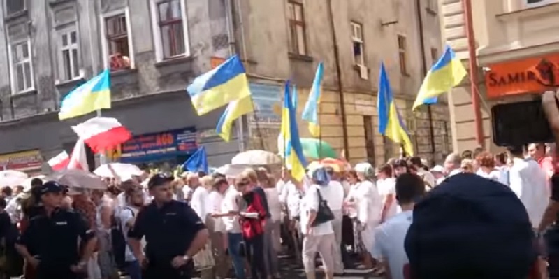 «Польша – антибандеровская»: в Перемышле полияки пытались помешать украинцам почтить память участников украинских освободительных движений 1