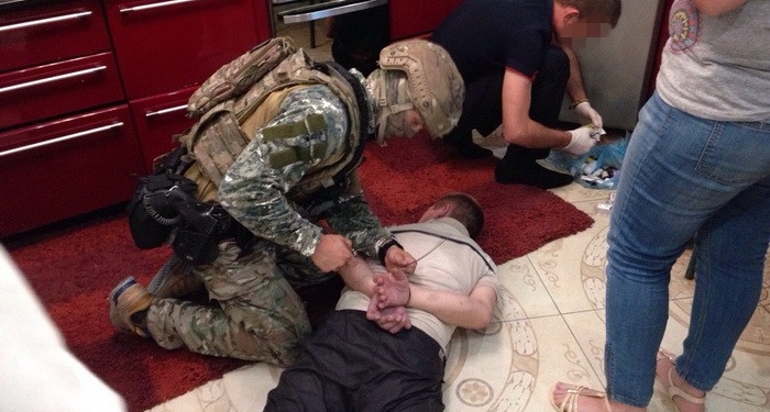 На Николаевщине действовали две банды торговцев оружием и наркотиками, сформированные по этическому признаку и прикрываемые правоохранителями