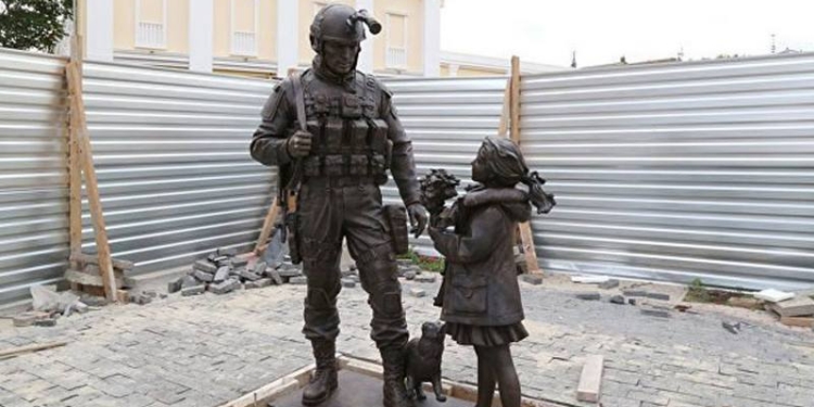 В Крыму появился новый памятник воину Путина с котом