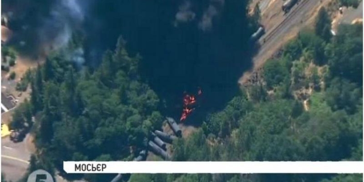 В США загорелся поезд, перевозивший нефть