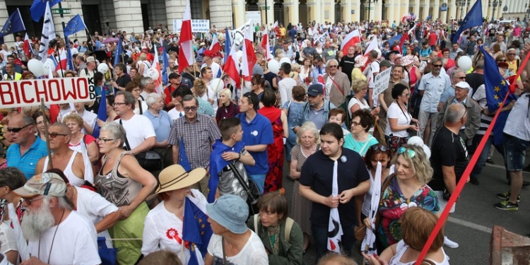Десятки тысяч человек вышли на марш в защиту демократии в Варшаве