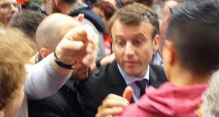 Министра экономики Франции закидали яйцами