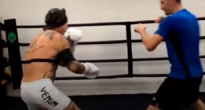 Украинский боксер провел спарринг с Микки Рурком