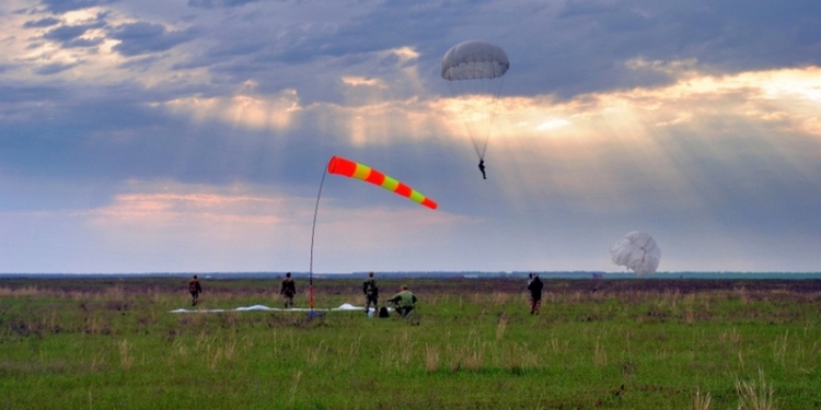 Николаевские морпехи выполняют прыжковую программу