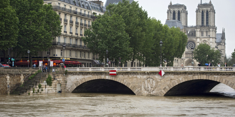 Наводнение во Франции: 4 человека погибли, 24 ранены, “Мона Лиза” эвакуирована