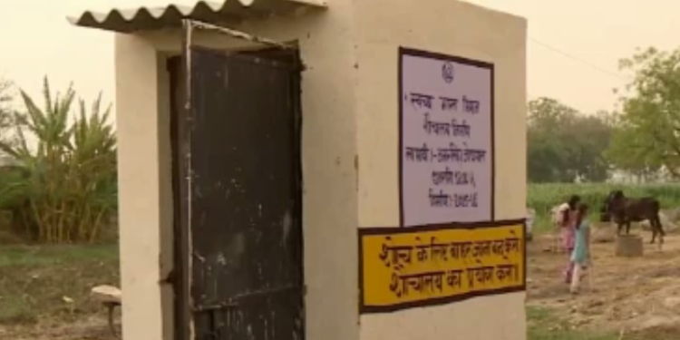 В Индии перед рассветом устраивают облавы на селян, которые “ходят в туалет” в поле