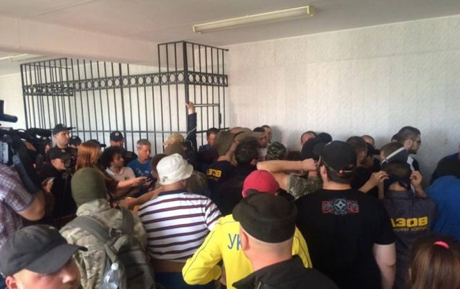 В Одессе активисты принесли покрышки под здание апелляционного суда - из-за решения по фигуранту по делу "2 мая" 1