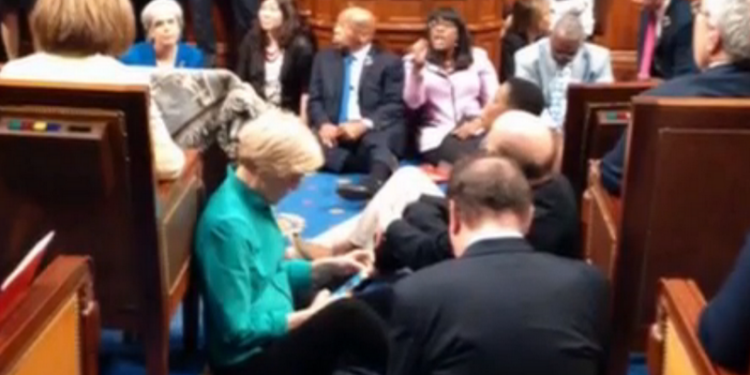 Конгрессмены США бастовали, требуя ограничить продажу оружия