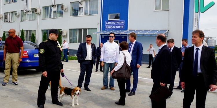 И нам есть что показать: американские таможенники познакомились с работой Николаевской таможни и лаборатории ООО СП «НИБУЛОН»