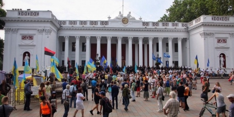 Под Одесским горсоветом произошла потасовка протестующих и полиции – активисты пытались прорваться в мэрию и жечь шины