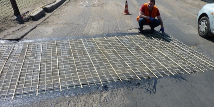 Автодорожники отремонтировали покрытие моста на въезде в Вознесенск. Использовали арматуру и полимер – для прочности