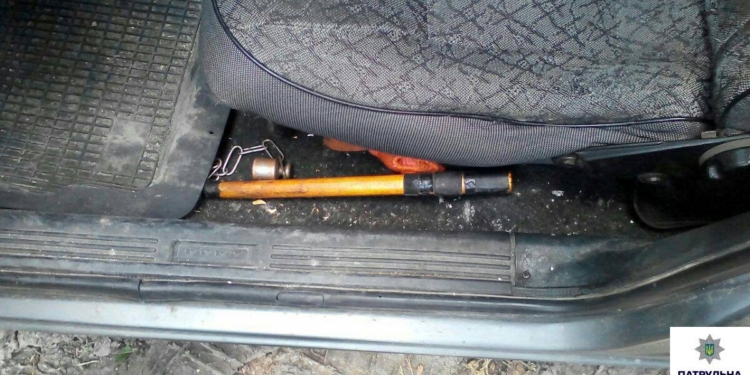 В Николаевской области патрульные задержали водителя ВАЗа, в машине которого обнаружили опасный предмет
