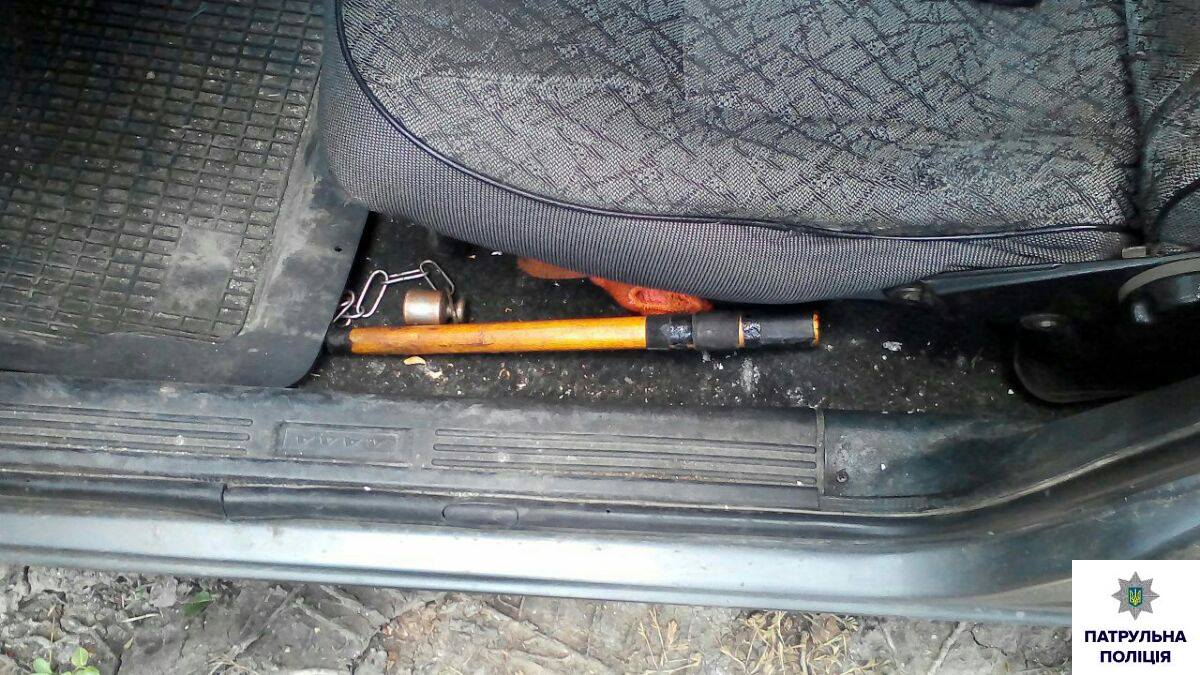 В Николаевской области патрульные задержали водителя ВАЗа, в машине которого обнаружили опасный предмет