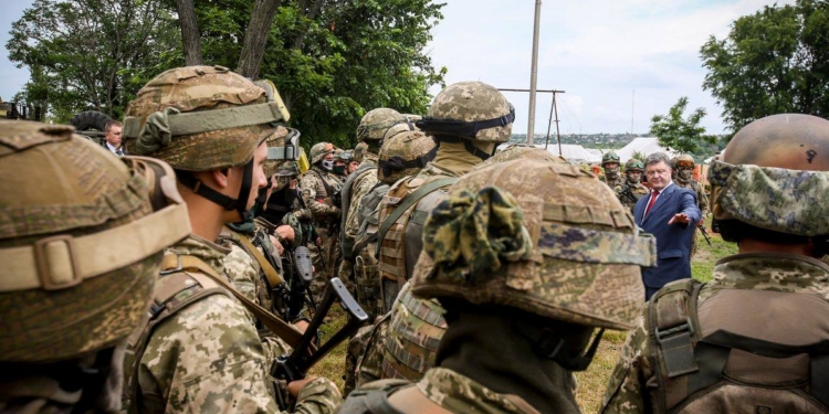 Петр Порошенко в Николаеве заехал к десантникам  проверить их “солдатский быт”