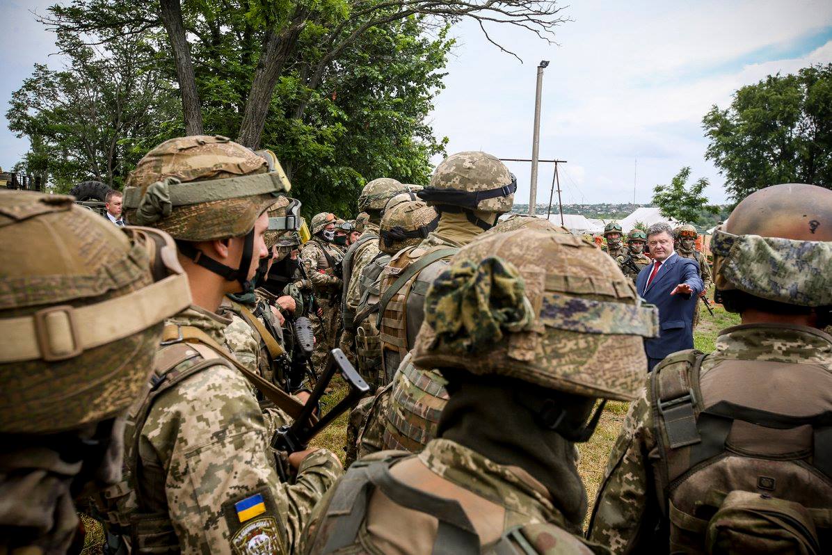 Петр Порошенко в Николаеве заехал к десантникам проверить их “солдатский быт”