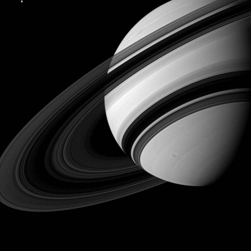 Учёные получили снимок Титана и колец Сатурна 2