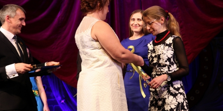 Мэр Николаева поздравил медиков с праздником: грамотами и двумя квартирами