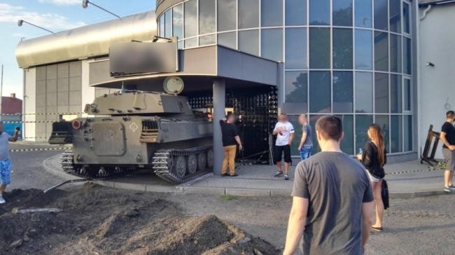 Эксцентричный поляк на советской гаубице протаранил собственный ночной клуб