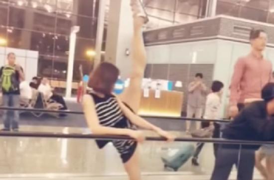 Танцы в аэропорту. Китайцы устал ждать вылета и развеселили всех