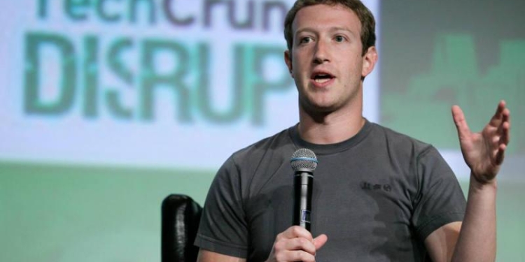 Знает, что делает. Марк Цукерберг заклеивает веб-камеру и микрофон ноутбука