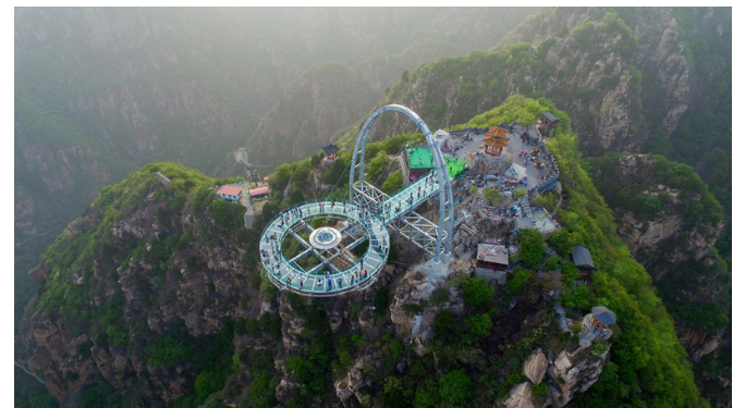 На стекле над пропастью. Страшная смотровая площадка в Пекине