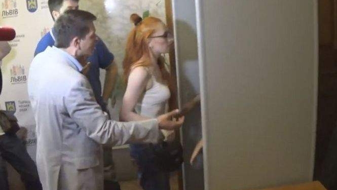 На сессии Львовского горсовета произошла стычка между активистами и муниципальной дружиной