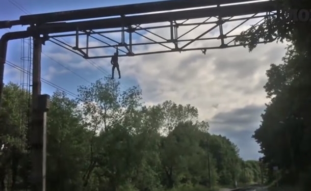 Подросток упал на высоковольтные провода, делая селфи