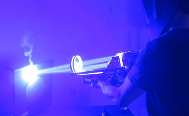 Американец создал лазерную “базуку”, способную прожигать металл насквозь