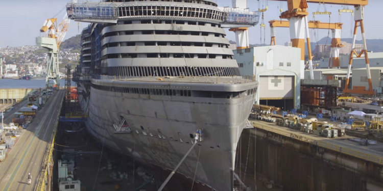 Город на воде. Вот так строят круизные лайнеры. А могли бы и мы