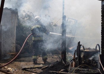 Почему в Николаеве вспыхнули хозпостройки рядом с частным домом, еще предстоит разобраться