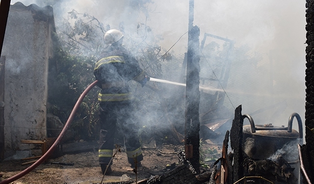 Почему в Николаеве вспыхнули хозпостройки рядом с частным домом, еще предстоит разобраться