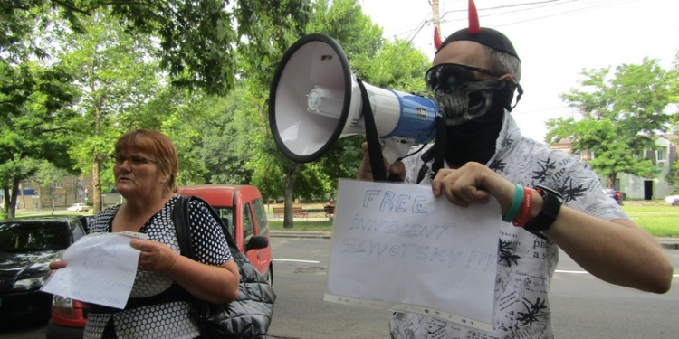 Адвокаты тоже бывают в масках и с рожками: защитник Сливоцкого устроил представление перед Апелляционным судом Николаевской области