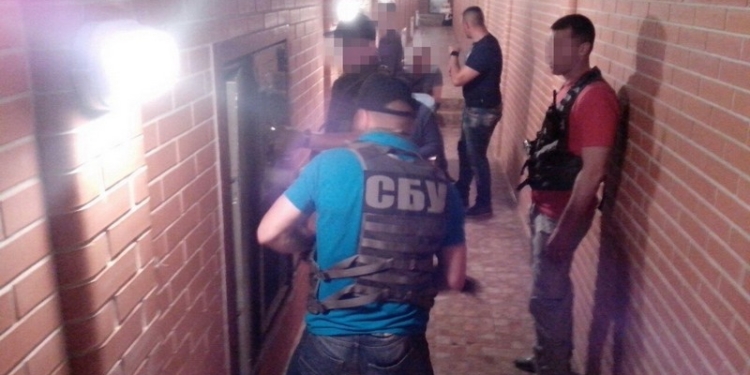 Сеть туннелей с сейфами с золотом, иконами, антиквариатом и $300 тыс. – СБУ рассказала и показала обыск у Николая Романчука дома