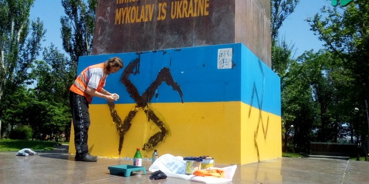 В Николаеве на постаменте на Соборной площади на флаге Украины нарисовали свастику