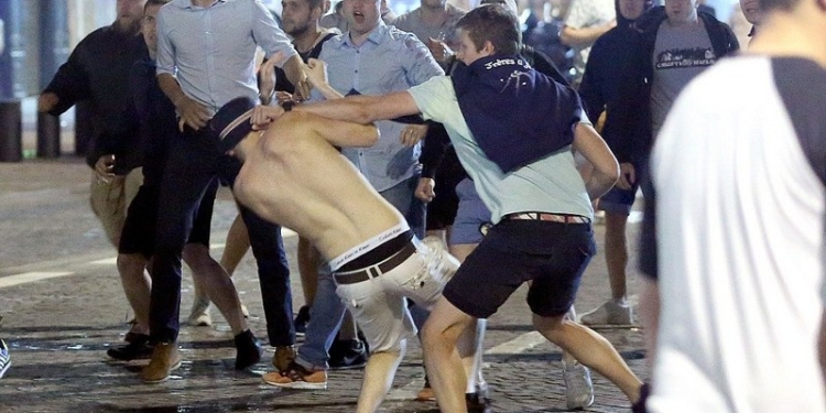 В Марселе подрались болельщики сборных Англии и России