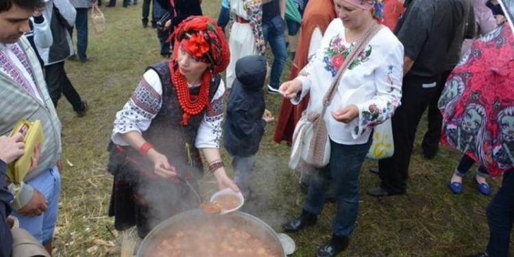 Борщ с клубникой – таким блюдом угощали на Всеукраинском фестивале клубники под Кременчугом
