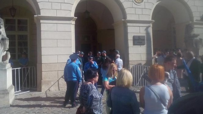 Во Львове активисты сорвали сессию горсовета, устроив драку в сессионном зале