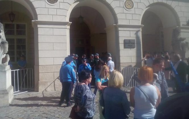 Во Львове активисты сорвали сессию горсовета, устроив драку в сессионном зале 1
