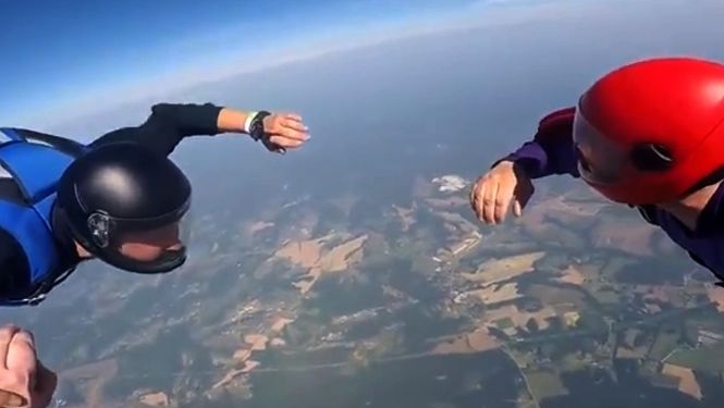 В США в небе столкнулись два скайдайвера. Один погиб