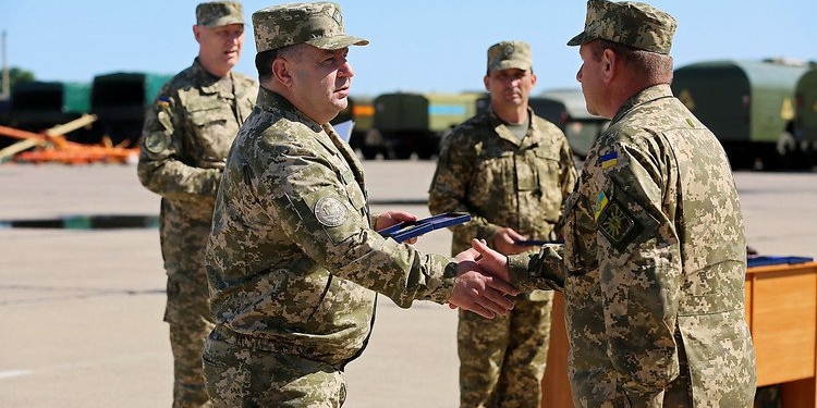 Министр обороны в Николаеве наградил летчиков