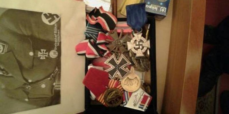 Во время обыска в доме Романчука обнаружили чемоданы с сотнями тысяч долларов и фашистские кресты