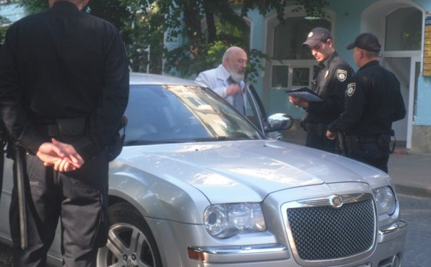 В Тернополе одиозный священник на «Крайслере» грубо нарушил ПДД и хамил патрульным