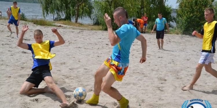 «Пушка», «Шторм» и «Ракетка»: в Николаеве прошел турнир по пляжному футболу