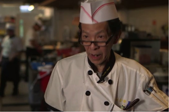 В Гонконге открылась сеть ресторанов с пожилыми официантами 1