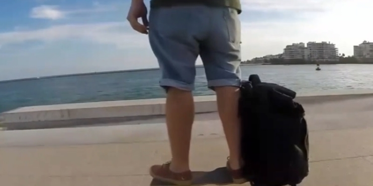 Хипстерам на заметку. Появился инновационный рюкзак со встроенным электроскейтом