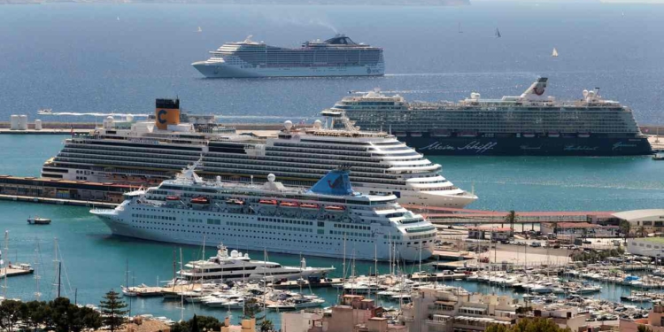 В Новой Зеландии бездомным хотят купить круизный лайнер на 400 мест