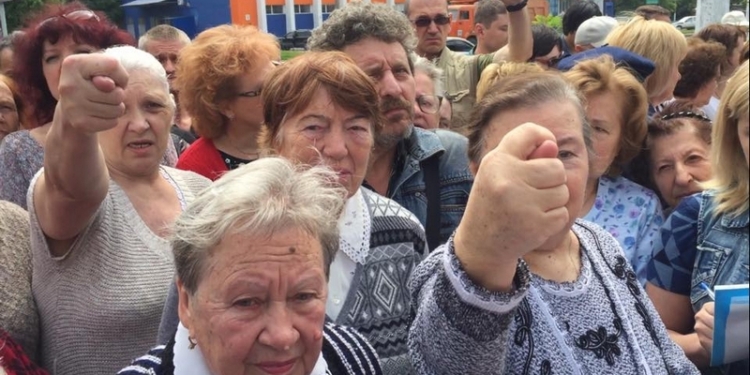 Одесские пенсионеры митингуют против проспекта Небесной Сотни