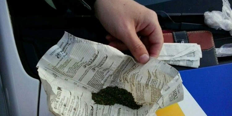 В Николаеве, остановив водителя за нарушение ПДД, патрульные обнаружили в салоне авто вещество, похожее на наркотическое