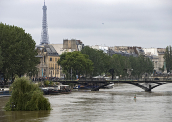 Наводнение во Франции: 4 человека погибли, 24 ранены, “Мона Лиза” эвакуирована