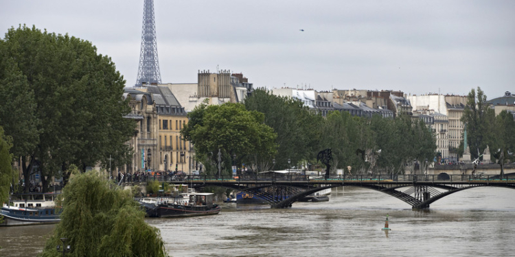 Наводнение во Франции: 4 человека погибли, 24 ранены, “Мона Лиза” эвакуирована